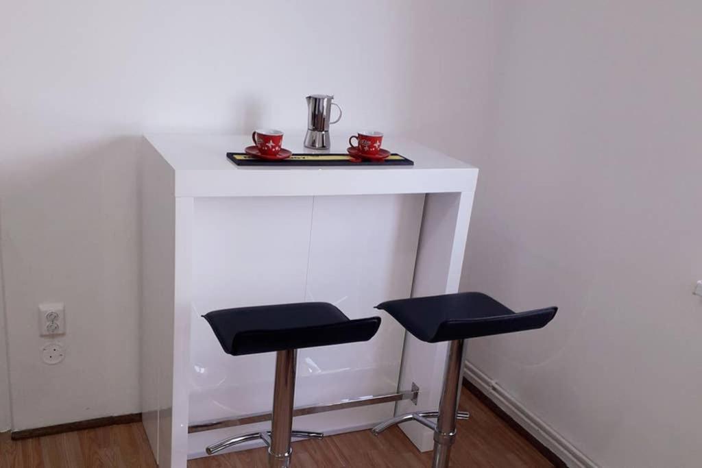 Aldine Comfort : Entire Apartment With 2 Bedrooms 锡比乌 外观 照片